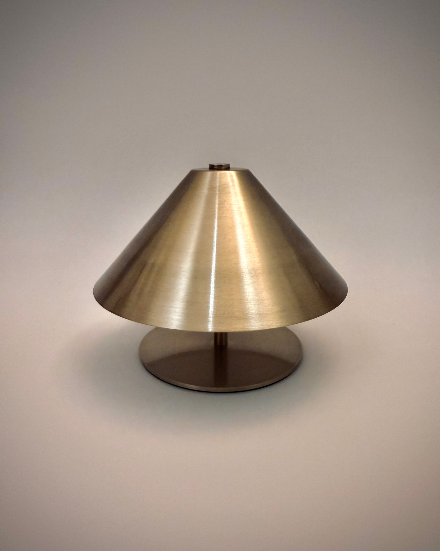 CORDLESS IRON TABLE LAMP